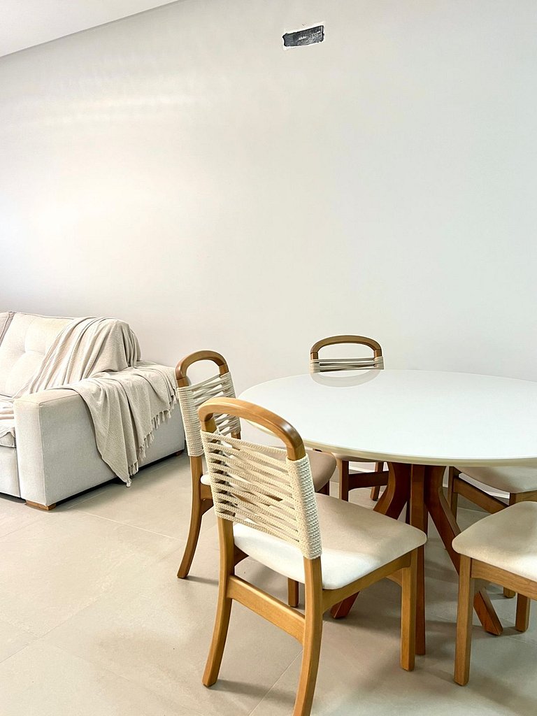 Apartamento térreo mobiliado 02 suítes meia quadra da praia