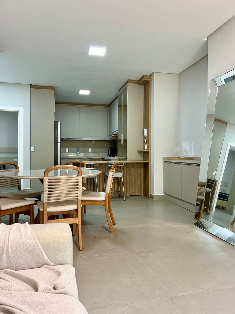 Apartamento térreo mobiliado 02 suítes meia quadra da praia