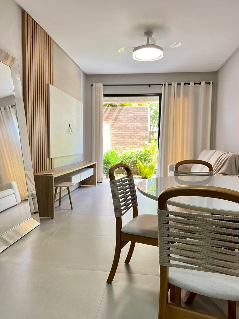 Apartamento térreo mobiliado 02 suítes meia quadra da praia