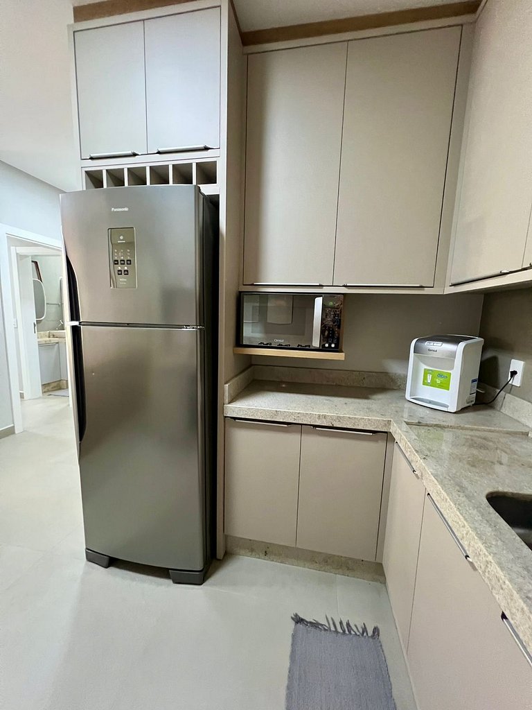 Apartamento térreo mobiliado 02 suítes meia quadra da praia