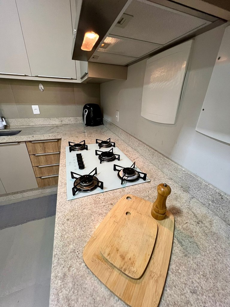 Apartamento térreo mobiliado 02 suítes meia quadra da praia