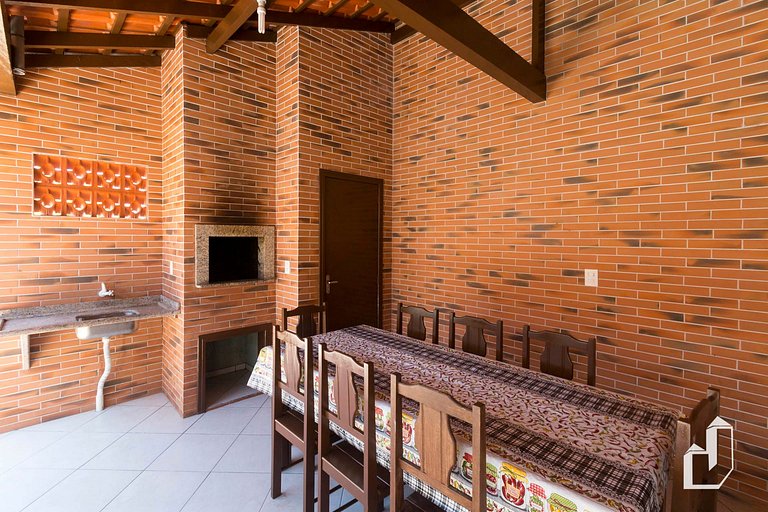 Casa térrea com 03 dormitórios