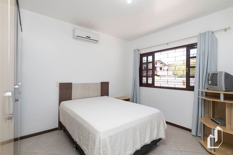 Casa térrea com 03 dormitórios