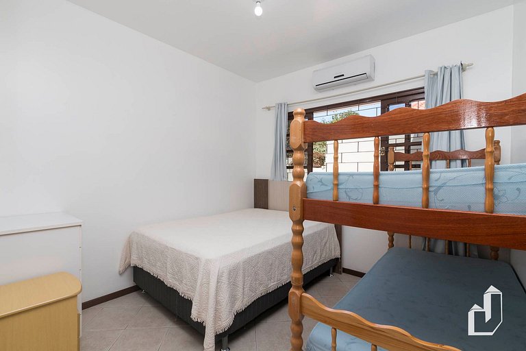 Casa térrea com 03 dormitórios