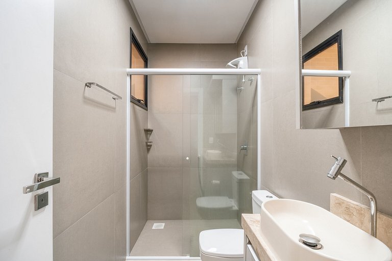 Apartamento térreo mobiliado 02 suítes meia quadra da praia