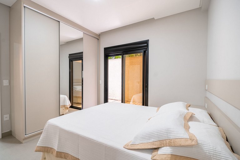 Apartamento térreo mobiliado 02 suítes meia quadra da praia