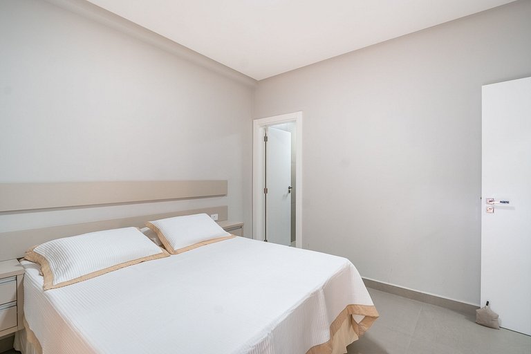 Apartamento térreo mobiliado 02 suítes meia quadra da praia