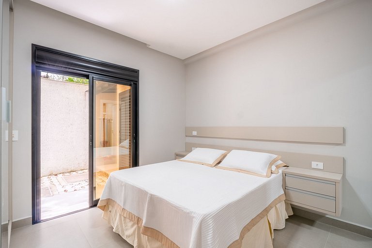 Apartamento térreo mobiliado 02 suítes meia quadra da praia