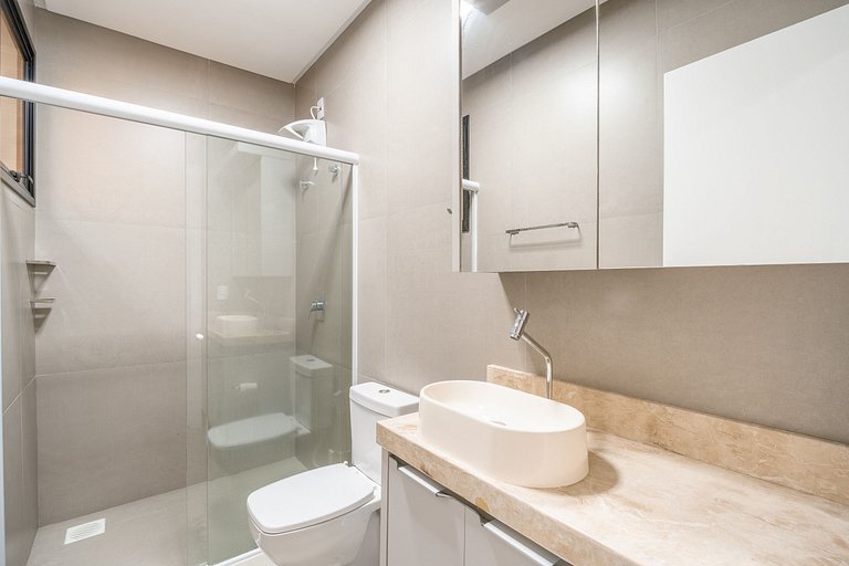 Apartamento térreo mobiliado 02 suítes meia quadra da praia