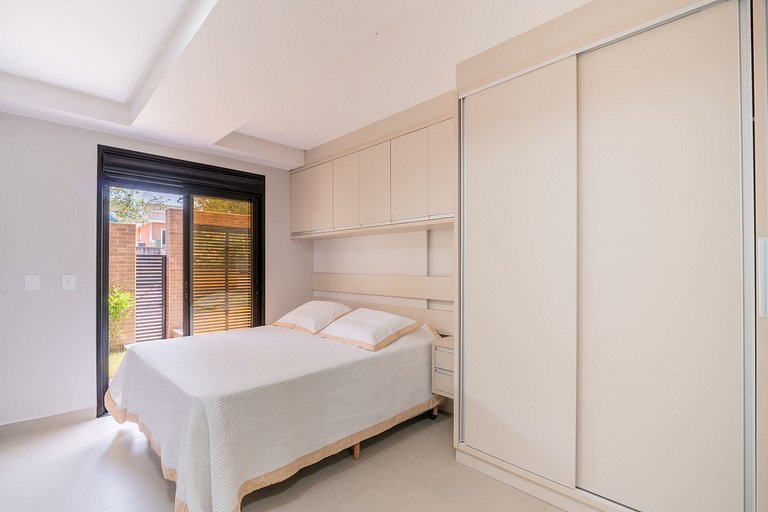 Apartamento térreo mobiliado 02 suítes meia quadra da praia