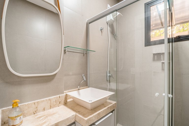 Apartamento térreo mobiliado 02 suítes meia quadra da praia