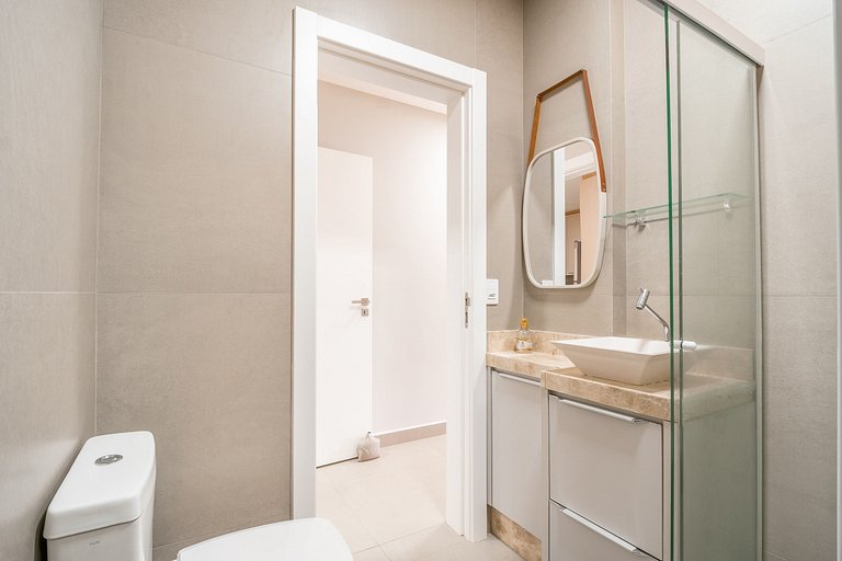 Apartamento térreo mobiliado 02 suítes meia quadra da praia