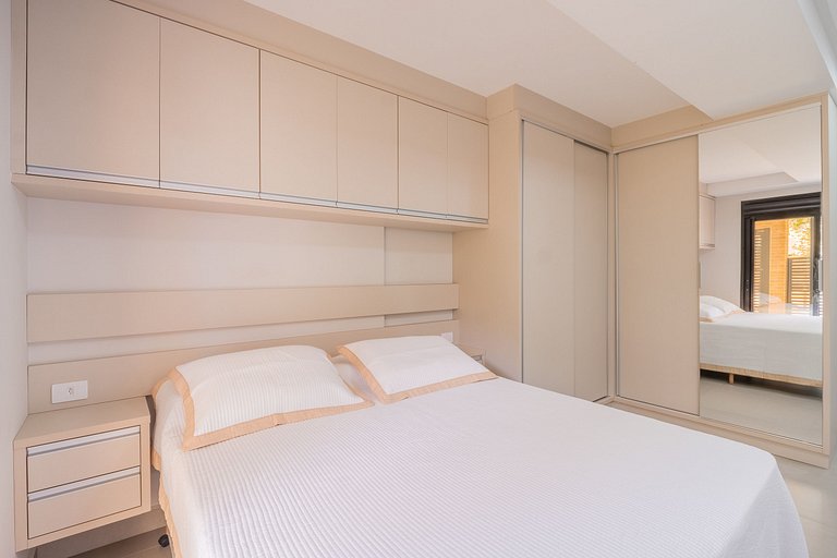 Apartamento térreo mobiliado 02 suítes meia quadra da praia