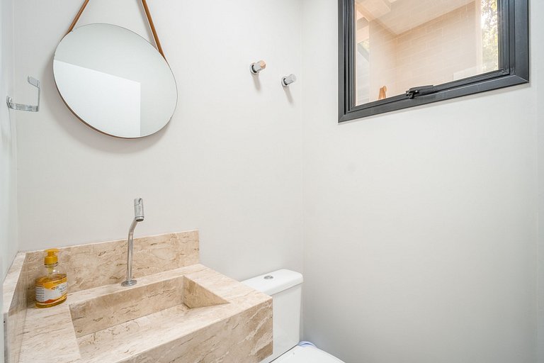 Apartamento térreo mobiliado 02 suítes meia quadra da praia