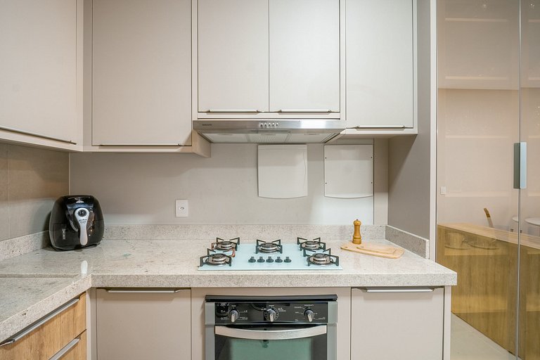 Apartamento térreo mobiliado 02 suítes meia quadra da praia