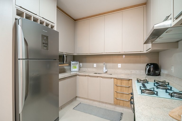 Apartamento térreo mobiliado 02 suítes meia quadra da praia