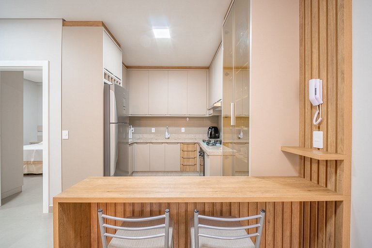 Apartamento térreo mobiliado 02 suítes meia quadra da praia