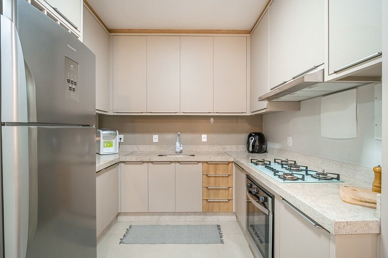 Apartamento térreo mobiliado 02 suítes meia quadra da praia