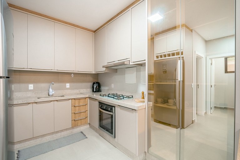 Apartamento térreo mobiliado 02 suítes meia quadra da praia