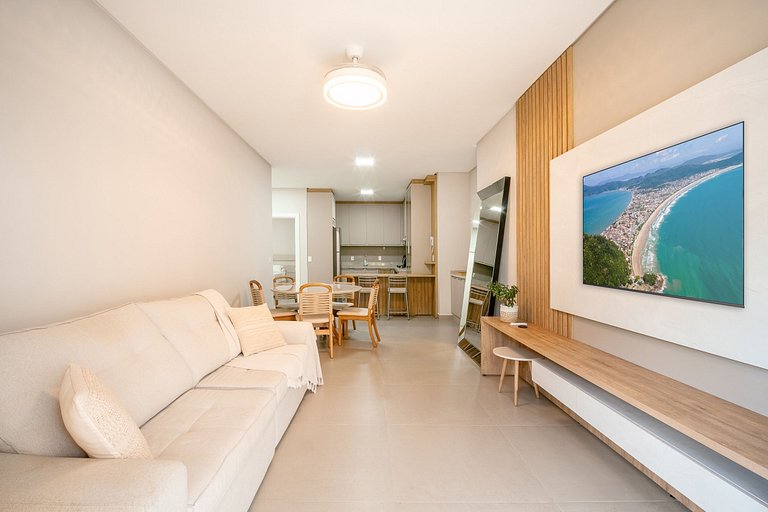 Apartamento térreo mobiliado 02 suítes meia quadra da praia