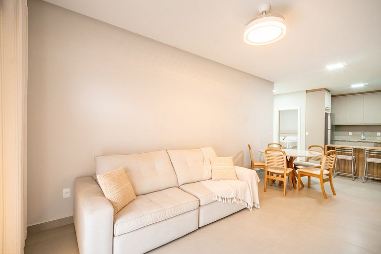 Apartamento térreo mobiliado 02 suítes meia quadra da praia