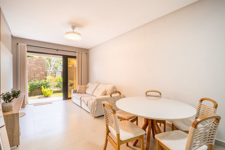 Apartamento térreo mobiliado 02 suítes meia quadra da praia