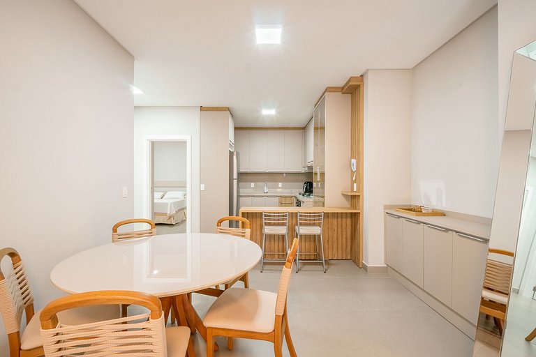 Apartamento térreo mobiliado 02 suítes meia quadra da praia