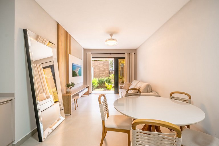 Apartamento térreo mobiliado 02 suítes meia quadra da praia