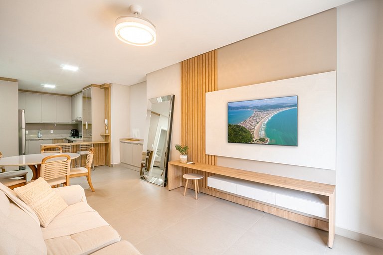 Apartamento térreo mobiliado 02 suítes meia quadra da praia