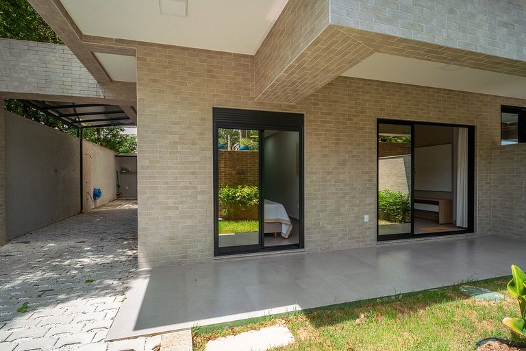 Apartamento térreo mobiliado 02 suítes meia quadra da praia