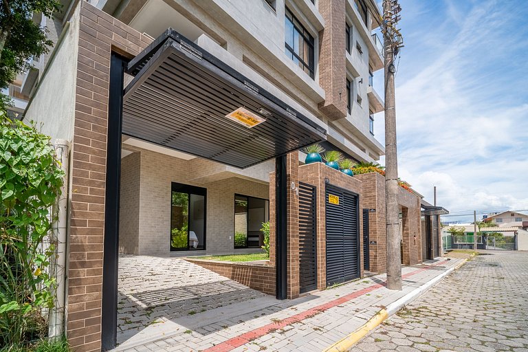 Apartamento térreo mobiliado 02 suítes meia quadra da praia