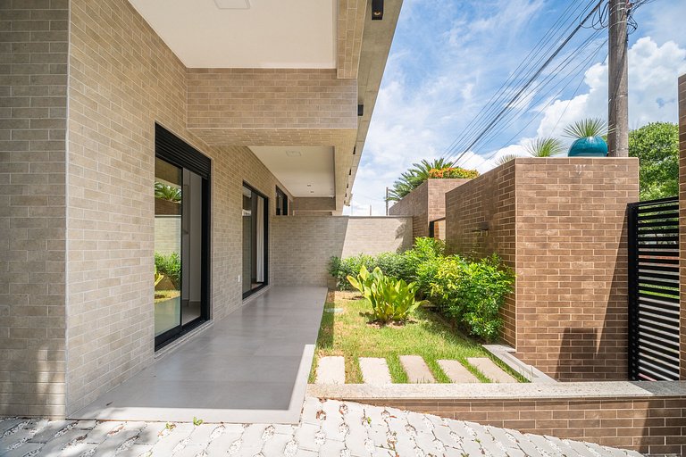 Apartamento térreo mobiliado 02 suítes meia quadra da praia