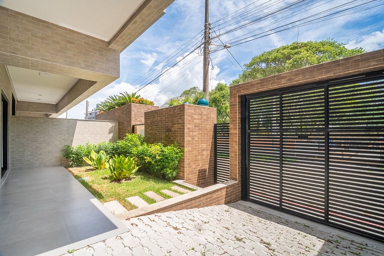 Apartamento térreo mobiliado 02 suítes meia quadra da praia