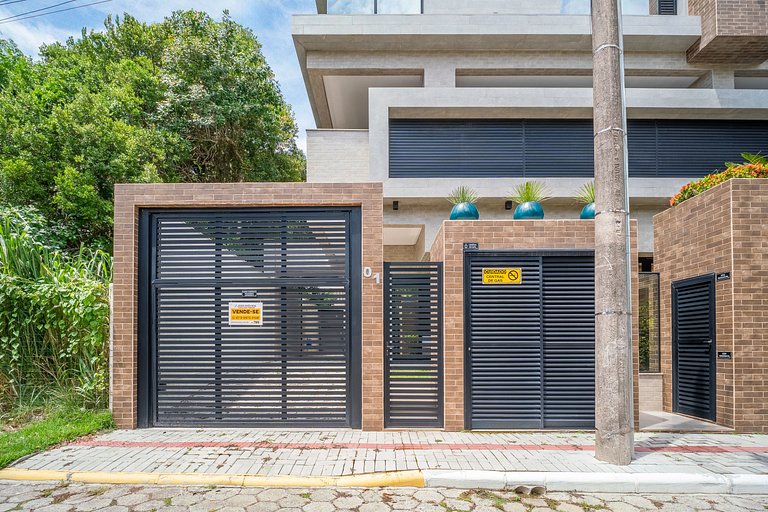 Apartamento térreo mobiliado 02 suítes meia quadra da praia