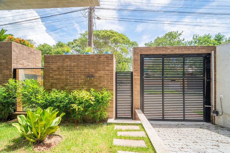 Apartamento térreo mobiliado 02 suítes meia quadra da praia