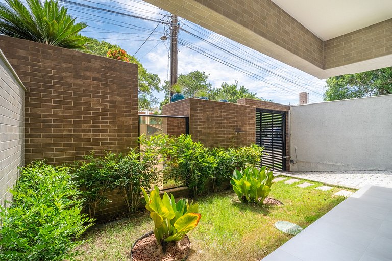 Apartamento térreo mobiliado 02 suítes meia quadra da praia