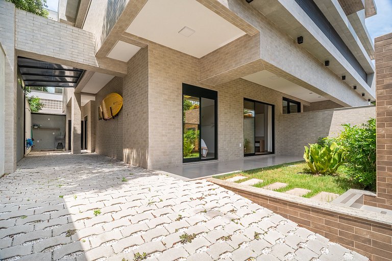 Apartamento térreo mobiliado 02 suítes meia quadra da praia