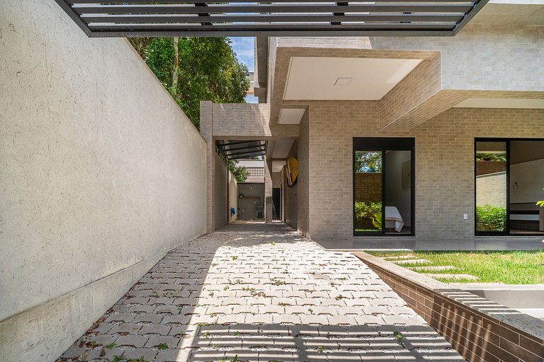 Apartamento térreo mobiliado 02 suítes meia quadra da praia