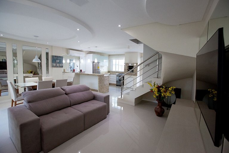 Duplex à beira-mar com piscina e acesso à praia