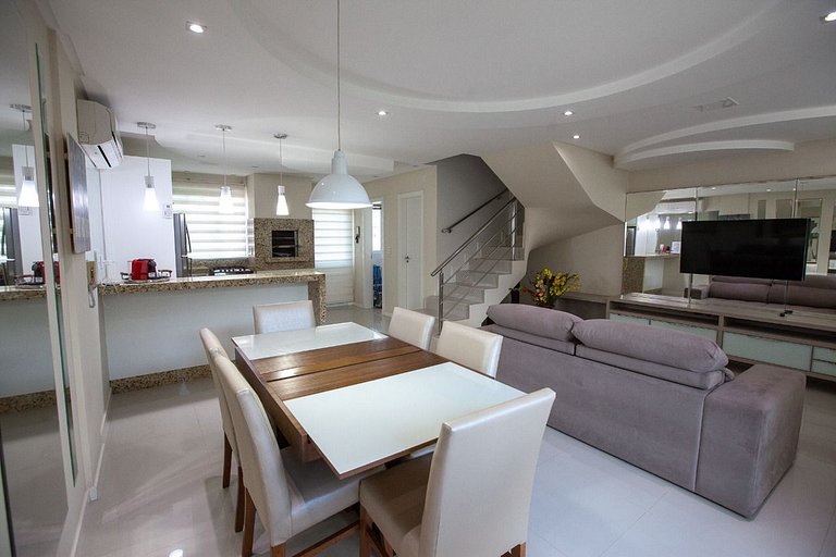 Duplex à beira-mar com piscina e acesso à praia
