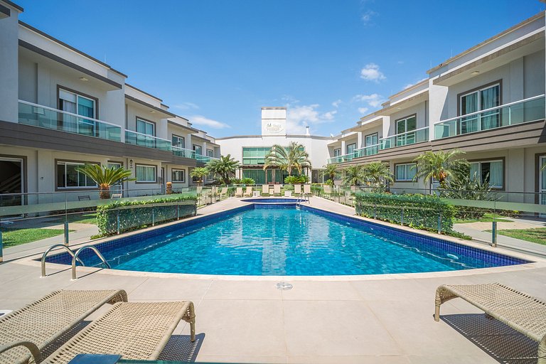 Duplex à beira-mar com piscina e acesso à praia