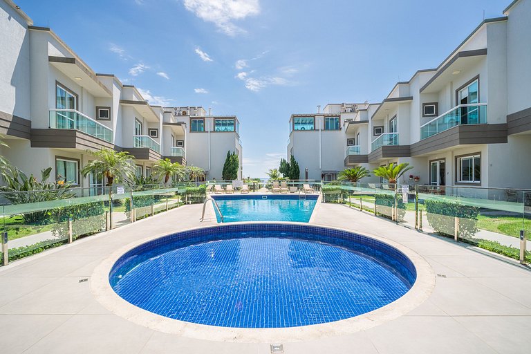 Duplex à beira-mar com piscina e acesso à praia