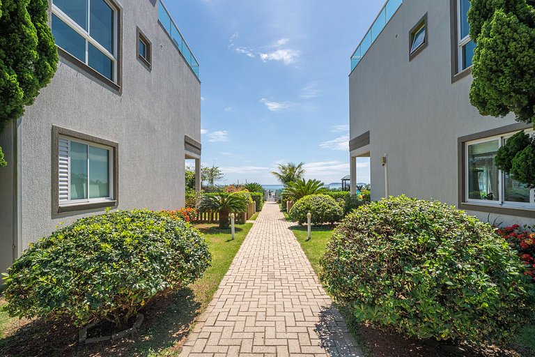Duplex à beira-mar com piscina e acesso à praia