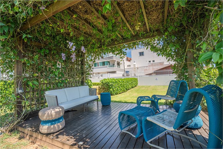 Duplex à beira-mar com piscina e acesso à praia