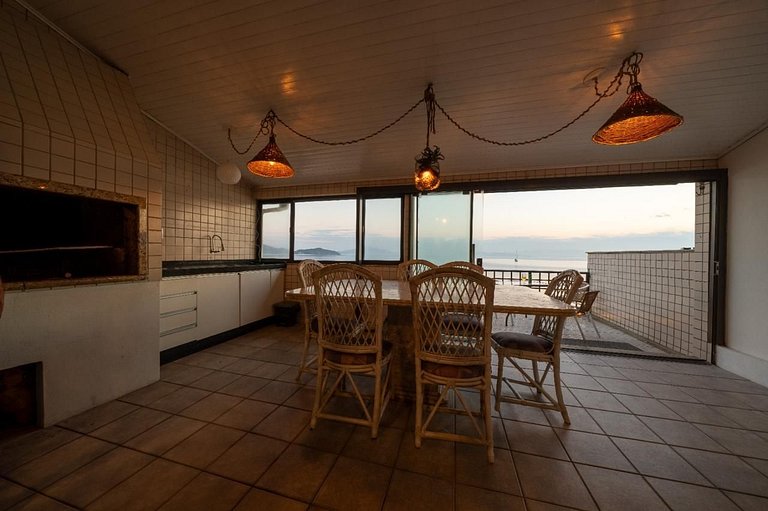 Casa com 04 quartos de frente para o mar de dentro