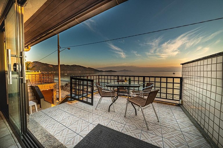 Casa com 04 quartos de frente para o mar de dentro