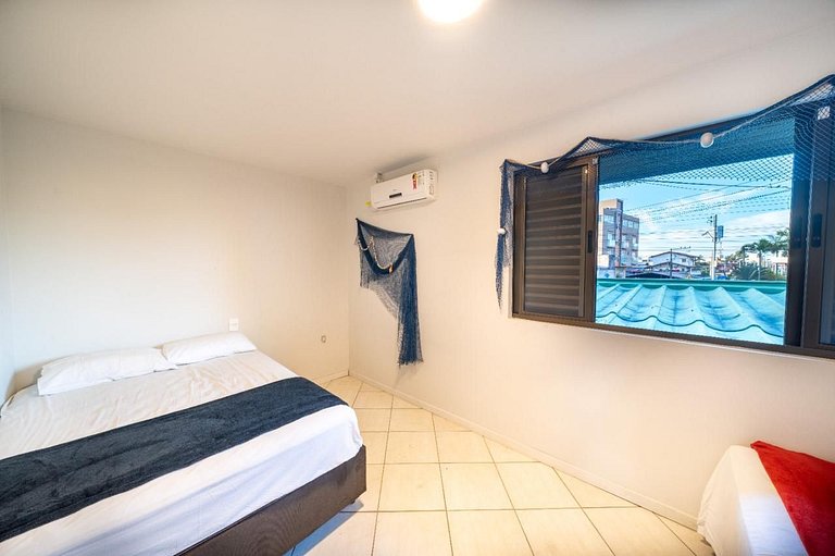 Casa com 04 quartos de frente para o mar de dentro