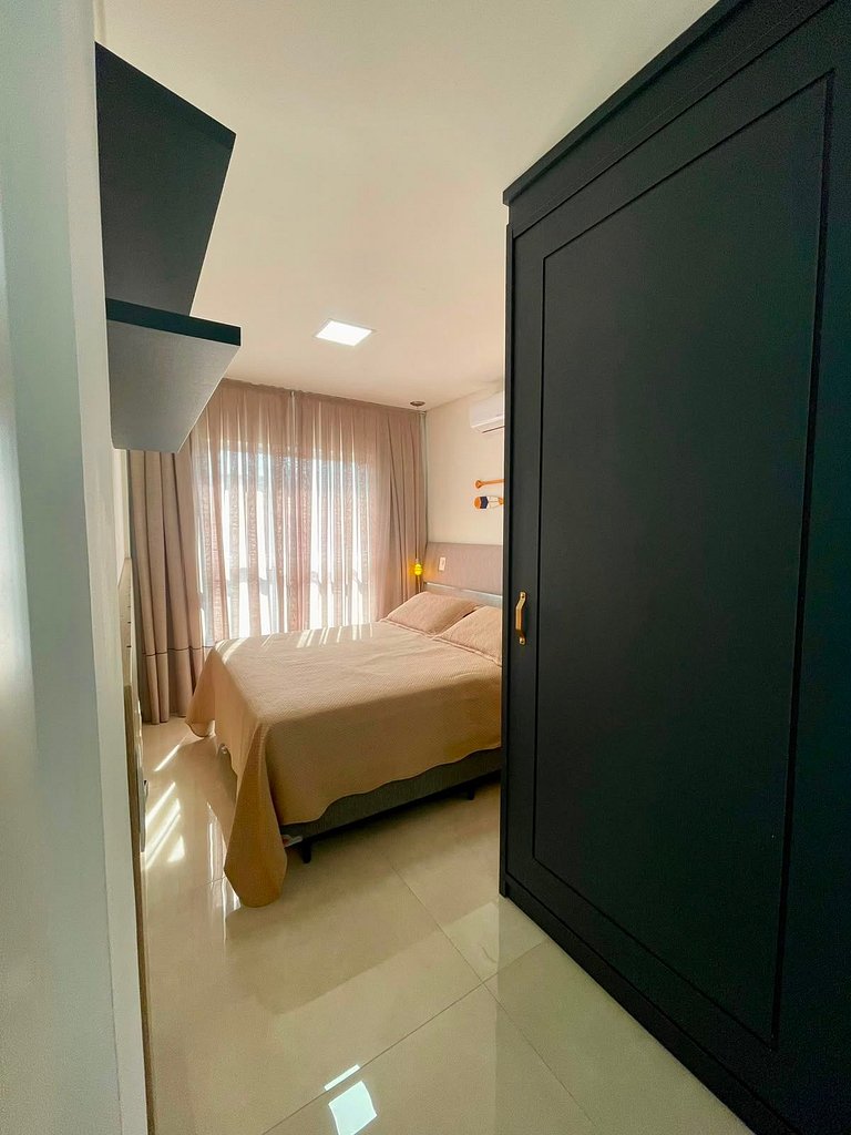 Amplo Apartamento com 02 Suítes