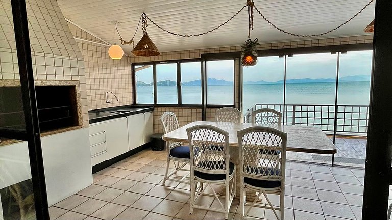 Casa com 04 quartos de frente para o mar de dentro