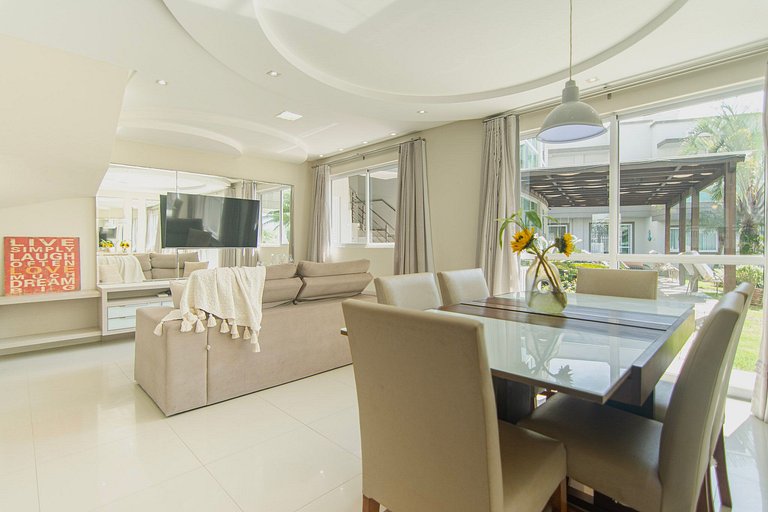 Duplex à beira-mar com piscina e acesso à praia